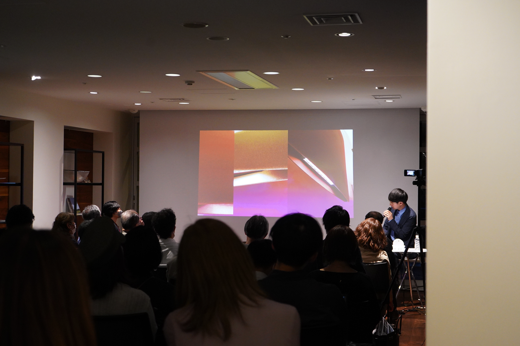 吸音素材のファブリックを使用した暖簾型照明 2023salone_report_mtg_3-4