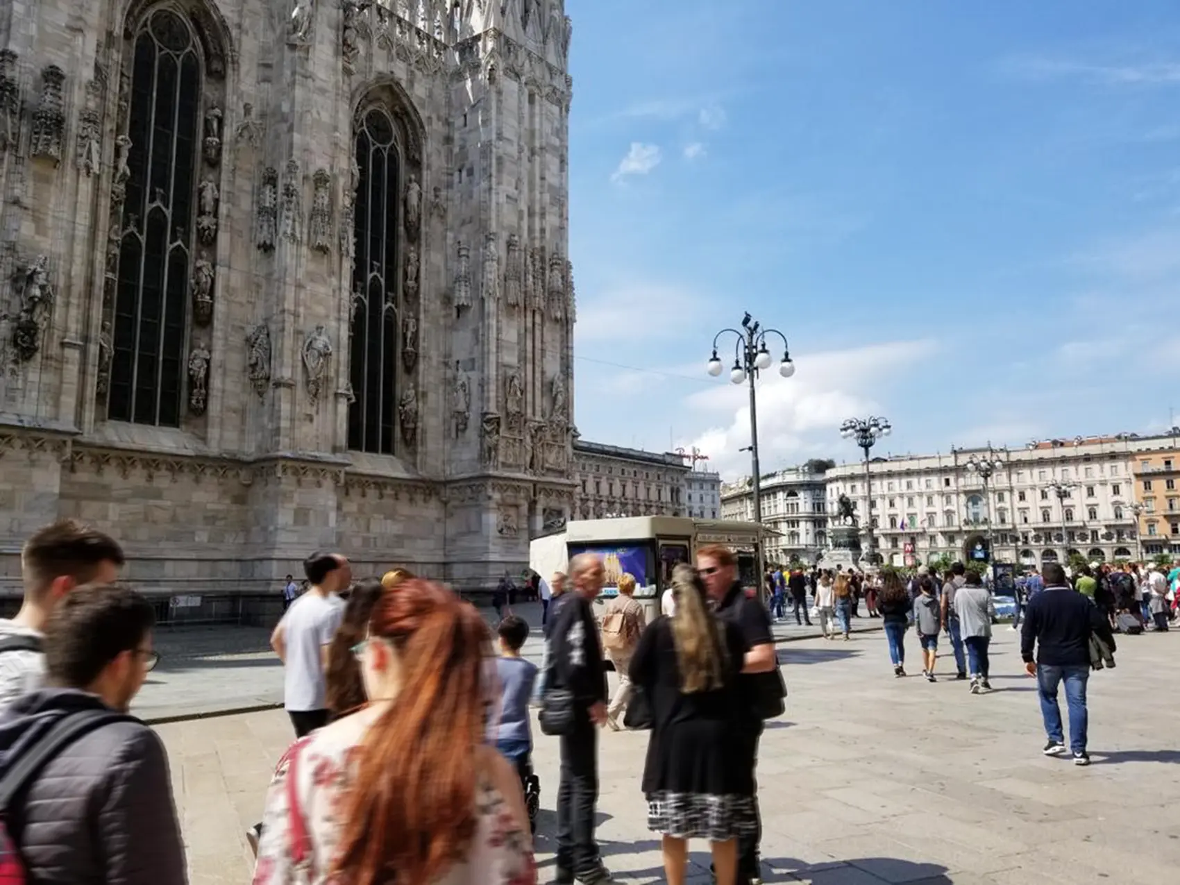 Guiding customers to brand showrooms in Milan Guiding customers to brand showrooms in Milan