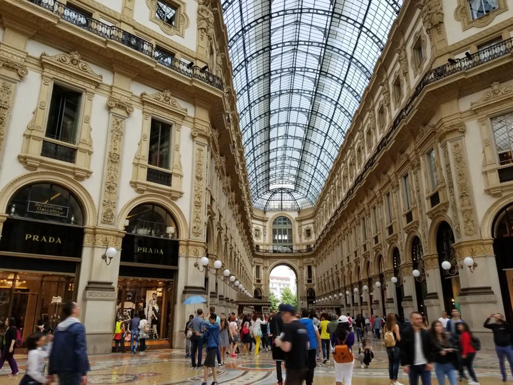 Guiding customers to brand showrooms in Milan Guiding customers to brand showrooms in Milan