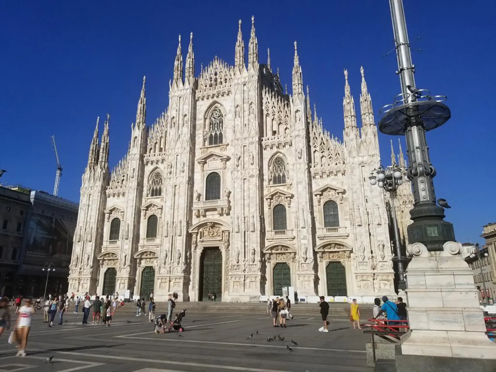 Guiding customers to brand showrooms in Milan Guiding customers to brand showrooms in Milan