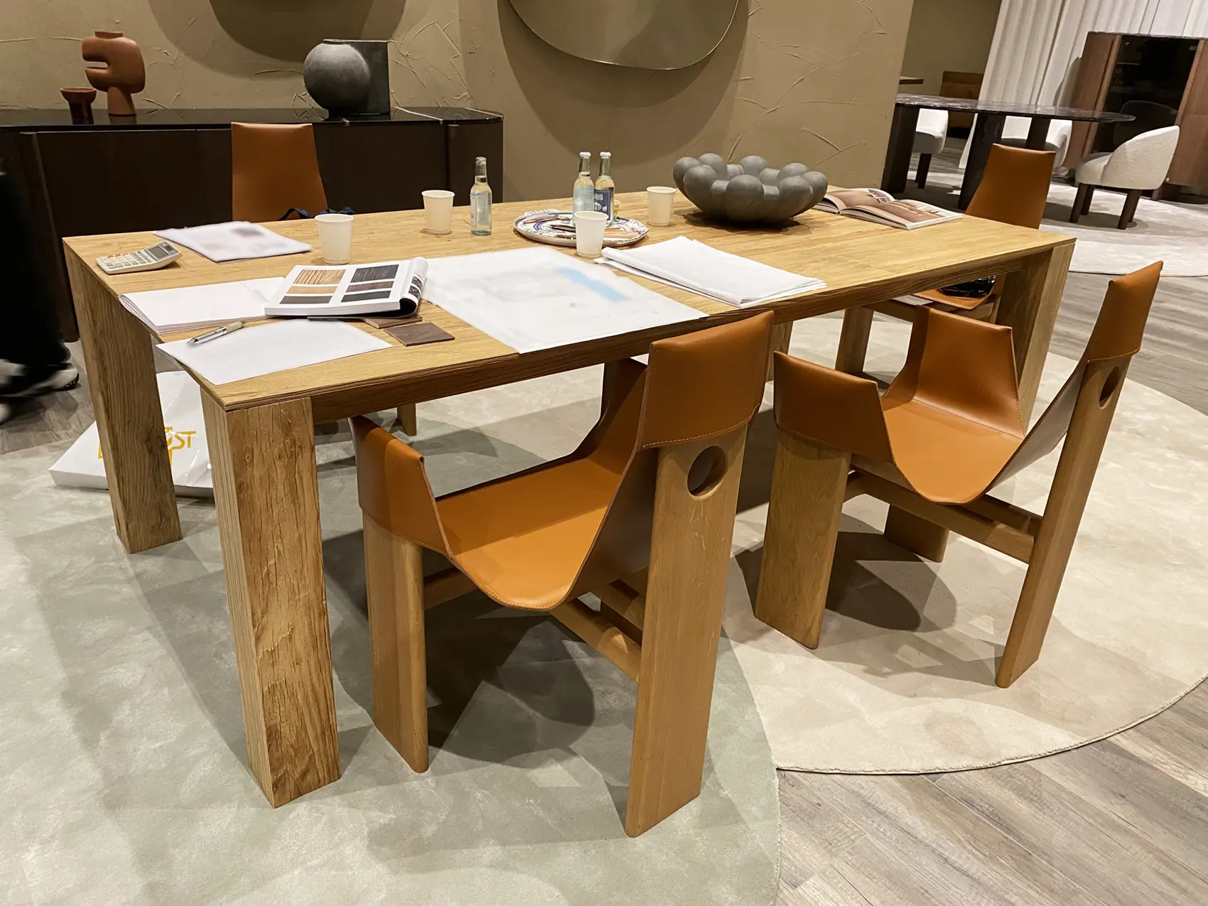 "Nature Design" - "Secolare wood"使用のテーブル