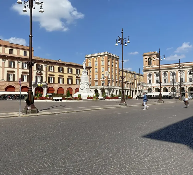 日本からボローニャを拠点とする<br>イタリア地方都市の<br>ブランドショールームにお客様をご案内