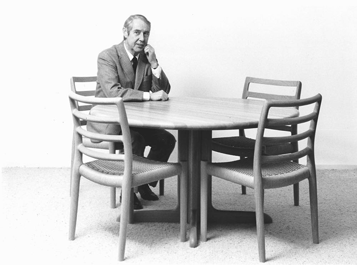 彼がデザインした最後の椅子、モデル85に座るニールス O. モラー